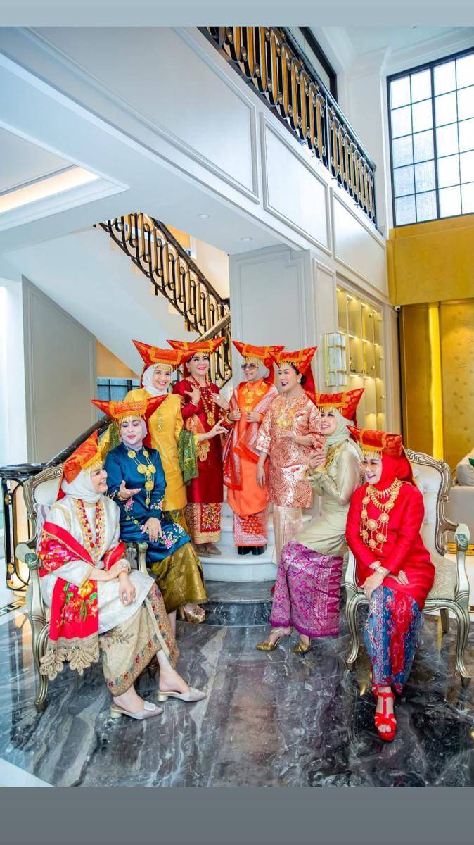 Rieta Amilia dan Geng Pakai Baju Adat Sumatera Barat (Instagram.com/rieta_amilia)
