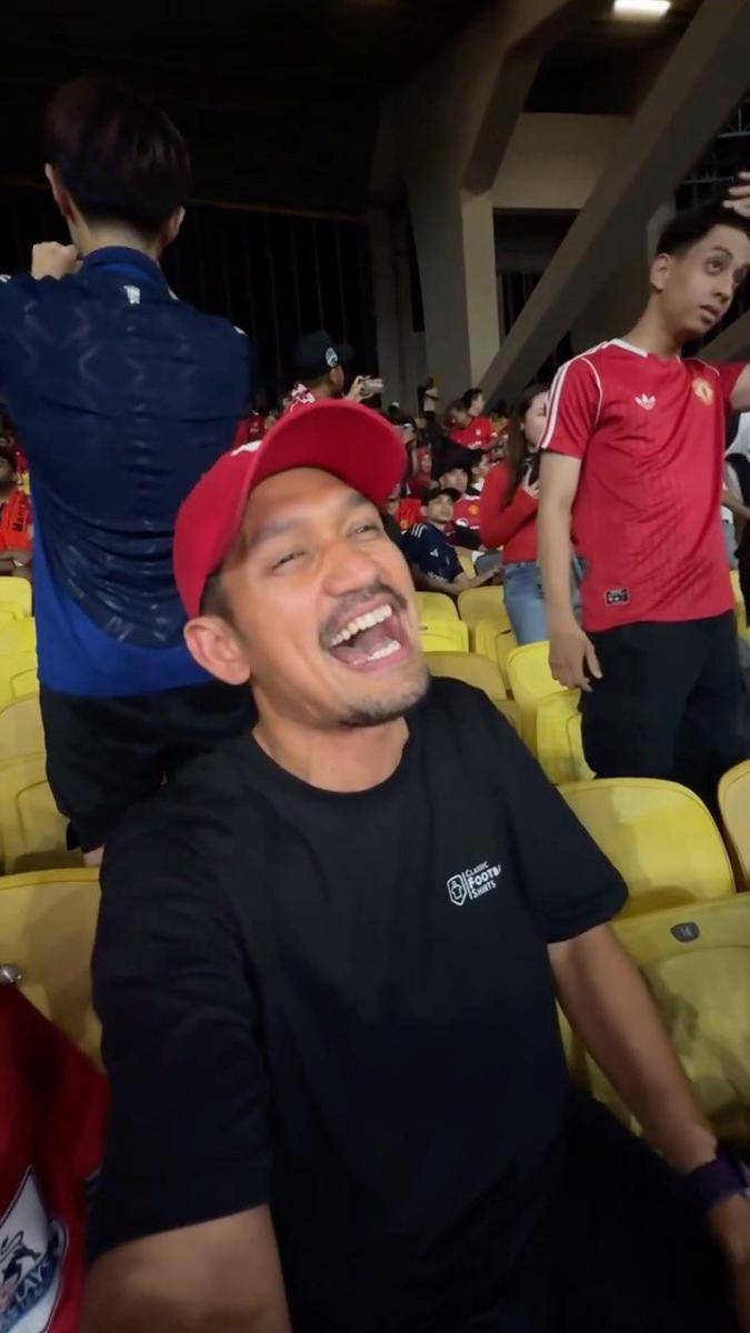 Ibnu Jamil nonton Manchester United di Malaysia (instagram.com/ibnujamilo)