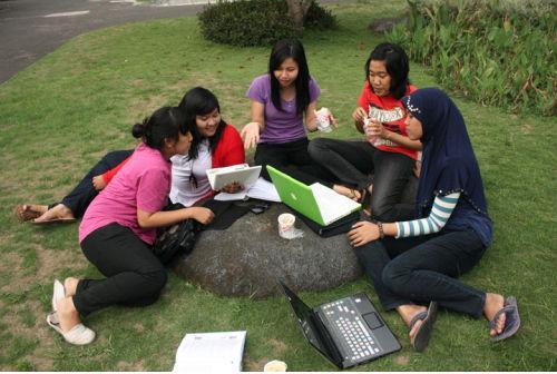 http://cdn.idntimes.com/content-images/post/old/6ce66-Wisuda8_funnysignalwordpresscom.jpg