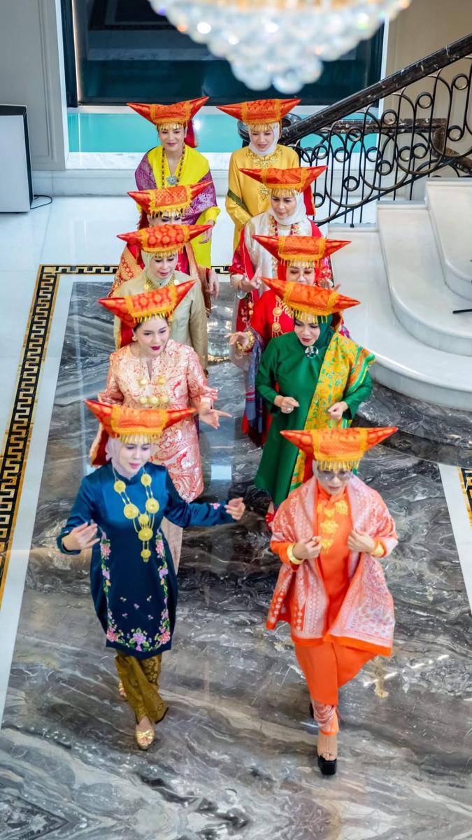 Rieta Amilia dan Geng Pakai Baju Adat Sumatera Barat (Instagram.com/rieta_amilia)