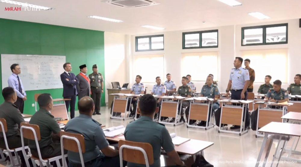 Bonjour dari Magelang! Prabowo Ajak Macron Tinjau Kelas Bahasa Prancis