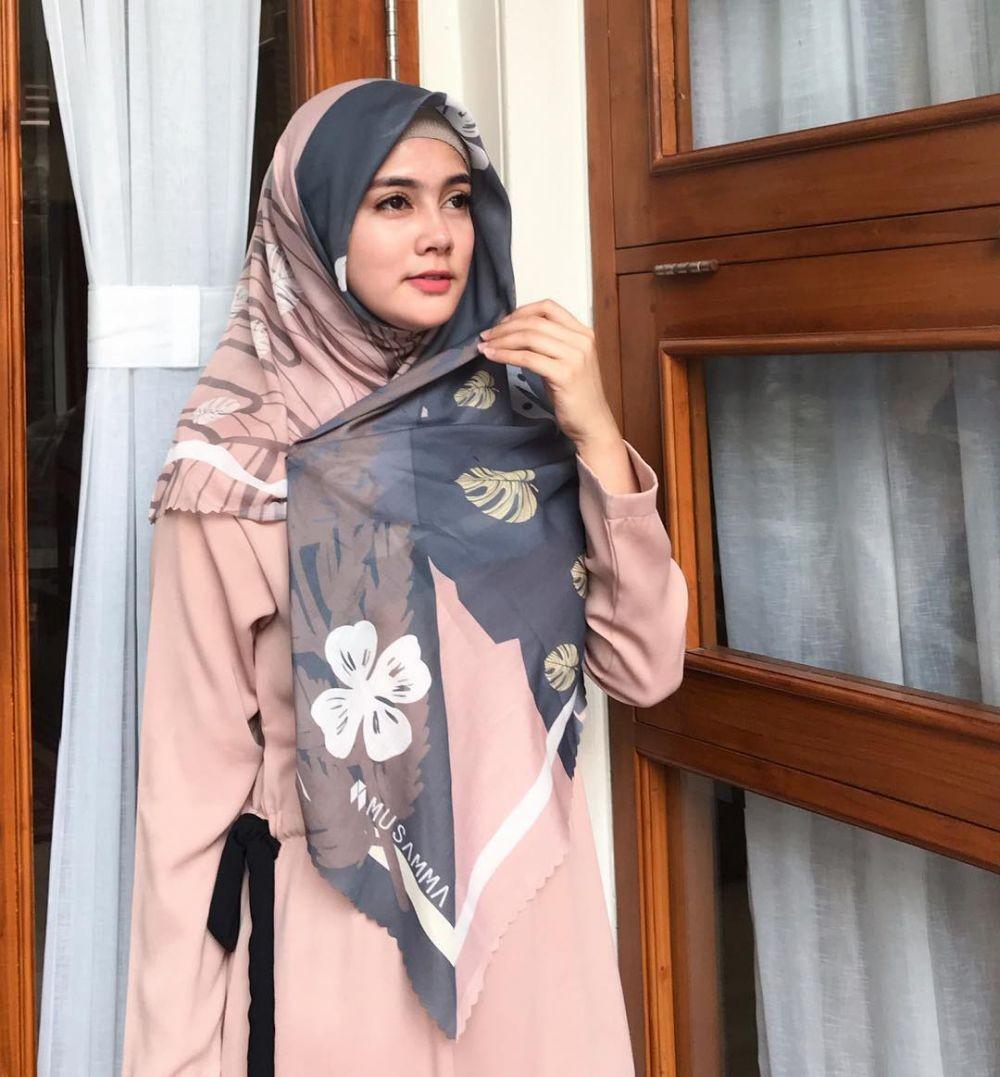 https://cdn.idntimes.com/content-images/post/20190118/972805-1000xauto-biby-alraen-berhijab-7015d632806cde274e4ca820e0489142.jpg