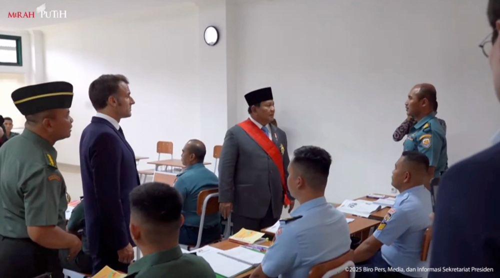 Presiden Republik Indonesia, Prabowo Subianto, mengajak Presiden Prancis, Emmanuel Macron, meninjau langsung kelas Bahasa Prancis di Akademi Militer (Akmil) Magelang, dalam rangkaian kunjungan kenegaraan di Jawa Tengah, Kamis (29/5). (Dok. Tim Komunikasi Prabowo)