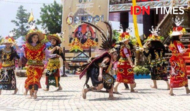 Tarian budaya adat di Kalimantan (IDN Times/Ervan)