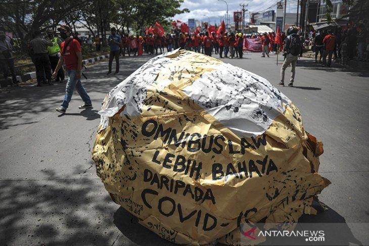 https://cdn.idntimes.com/content-images/post/20201006/aksi-buruh-blokir-jalan-di-kabupaten-bandung-061020-rai-5-0fdf9297ac53e017ba7aa3552ef7a1cb.jpg