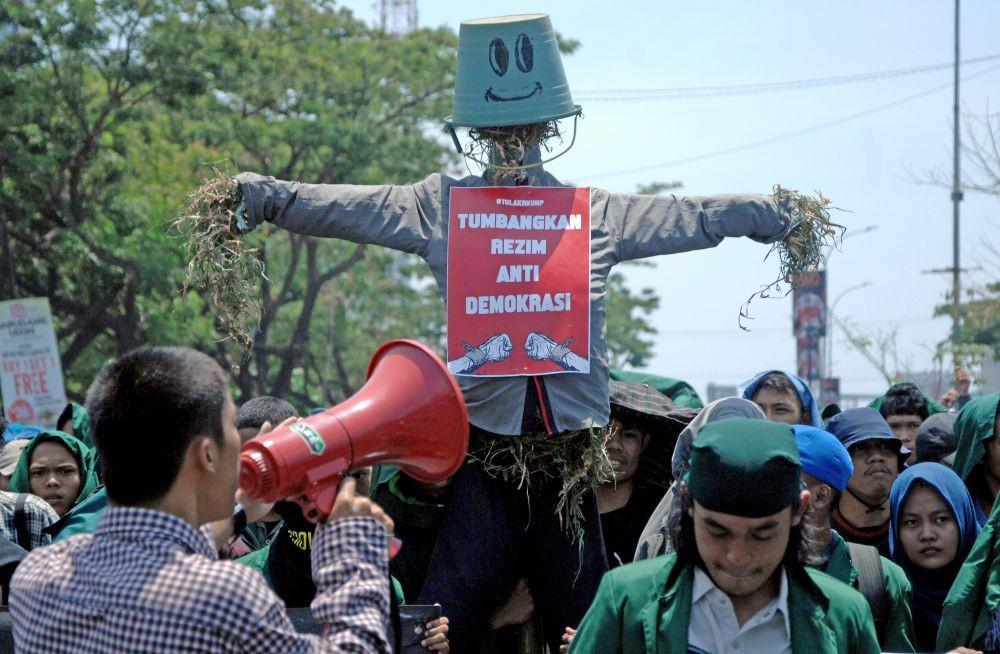https://cdn.idntimes.com/content-images/post/20190924/antarafoto-aksi-tolak-revisi-uu-kpk-dan-rkuhp-di-makassar-230919-abhe-1-b763097ab04594144e39b3ad72dcdf94.jpg