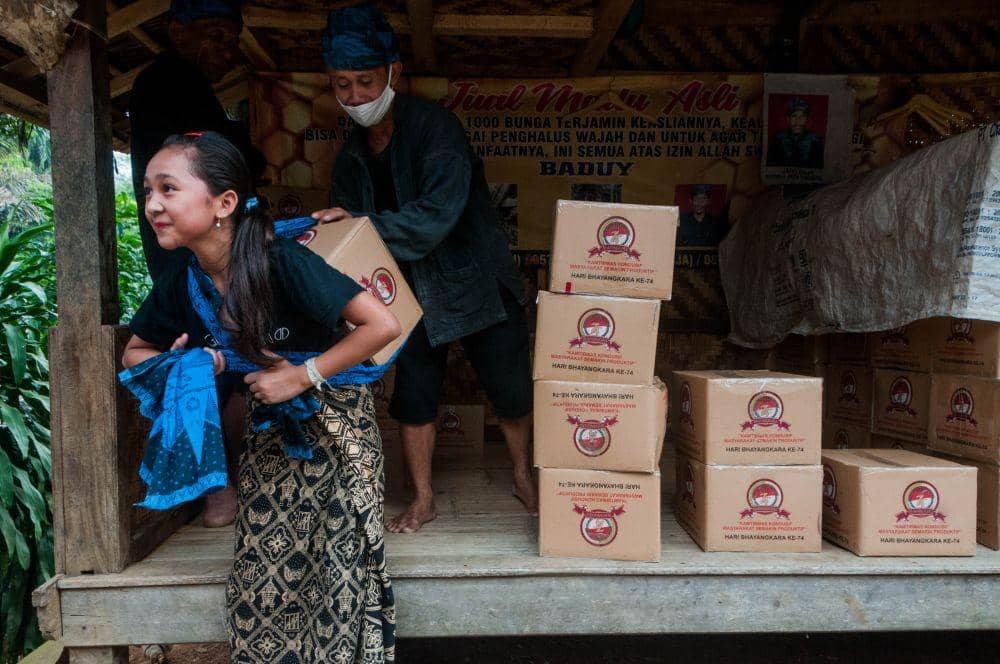 https://cdn.idntimes.com/content-images/post/20200708/antarafoto-bantuan-untuk-warga-suku-pedalaman-290620-bk-1-503a1a24668319e81e32179682b67a0f.jpg