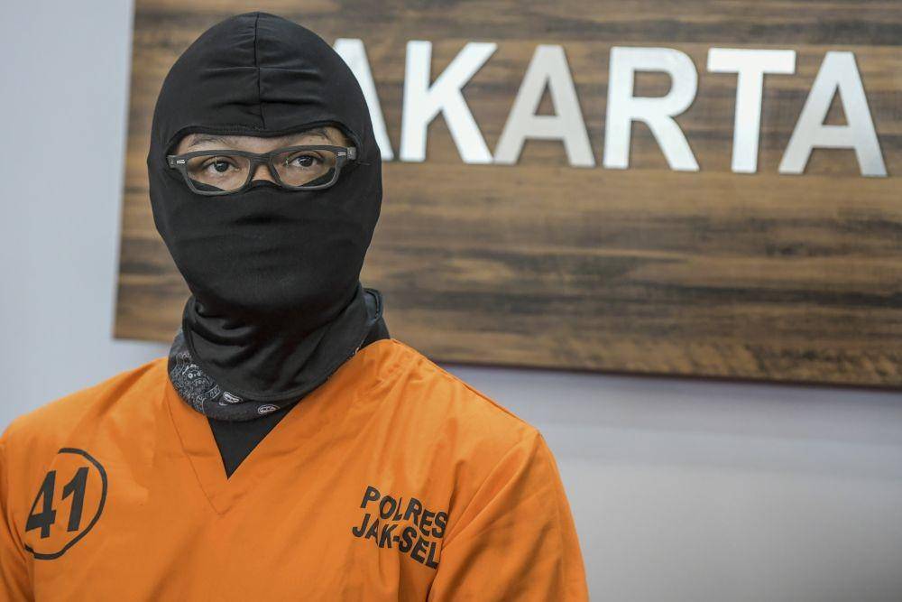 https://cdn.idntimes.com/content-images/post/20200601/antarafoto-dwi-sasono-ditangkap-karena-narkoba-01062020-gp-5-bac7e0f5eb35e75067fc059057b96fad.jpg