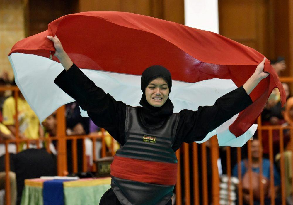 https://cdn.idntimes.com/content-images/post/20190722/antarafoto-emas-pencak-silat-putri-asg-220719-tom-4-32826089f531cc09011a60f3c826973e.jpg