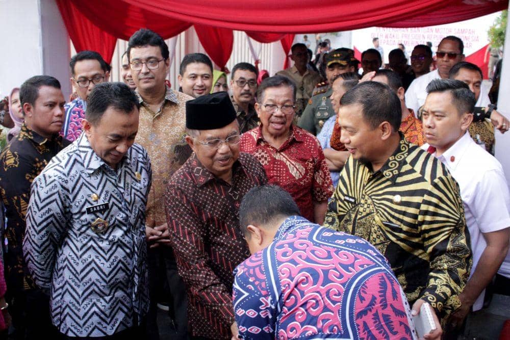 https://cdn.idntimes.com/content-images/post/20191015/antarafoto-kunjungan-kerja-wapres-jusuf-kalla-di-makassar-061019-ap-2-7b483e8bedd475b0e9936c230bd36cce.jpg
