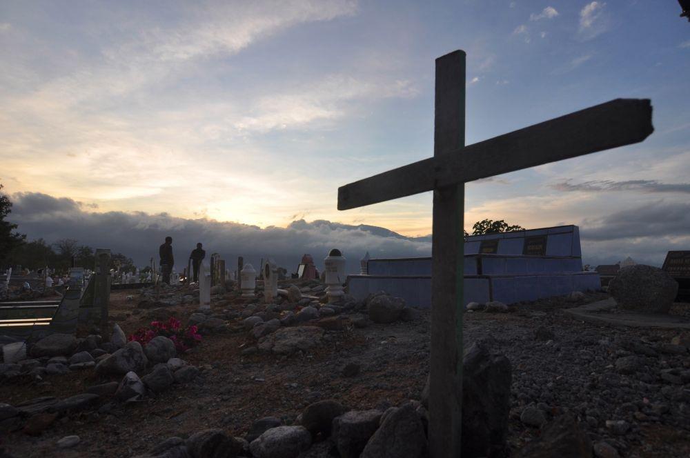 https://cdn.idntimes.com/content-images/post/20191226/antarafoto-kunjungi-makam-massal-jelang-perayaan-natal-241219-mh-1-217747642d51c9897d77e8983f7d8adc.jpg