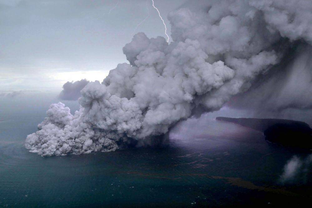 https://cdn.idntimes.com/content-images/post/20181224/antarafoto-letusan-gunung-anak-krakatau-231218-pras-2-823a3c77dc07e6759245aee4c1cf19d4.jpg
