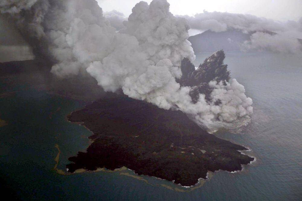 https://cdn.idntimes.com/content-images/post/20181224/antarafoto-letusan-gunung-anak-krakatau-231218-pras-3-9e63145bb0a78dd98059dffbe65c5161.jpg