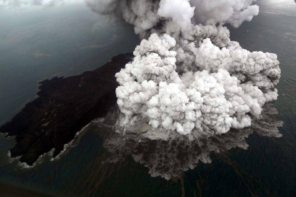 https://cdn.idntimes.com/content-images/post/20181224/antarafoto-letusan-gunung-anak-krakatau-231218-pras-4-3b4095c72d48646c4c84ed4a8dc95ed8.jpg