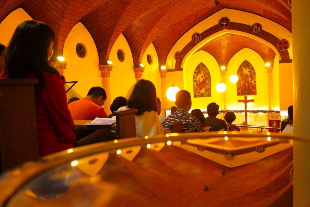 https://cdn.idntimes.com/content-images/post/20191225/antarafoto-misa-malam-natal-di-makassar-241219-ap-6-095917a4db8df972ea3b0a30fa12ab7c.jpg