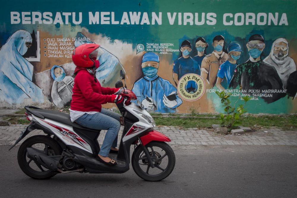 https://cdn.idntimes.com/content-images/post/20200425/antarafoto-mural-bertema-lawan-covid-19-200420-yud-6-0daf57e5c8e60f9006caa6dc661d24e3.jpg
