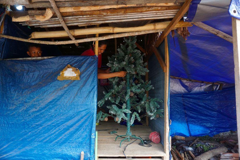 https://cdn.idntimes.com/content-images/post/20191226/antarafoto-natal-dipengungsian-korban-gempa-241219-mh-1-f7a418e2df22acbdda46a8723ec7fb93.jpg