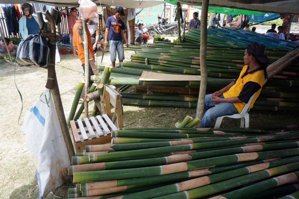 https://cdn.idntimes.com/content-images/post/20191226/antarafoto-pedagang-musiman-jelang-natal-231219-mh-8-9cc337a365a2ec3a51e3cc827f783f28.jpg