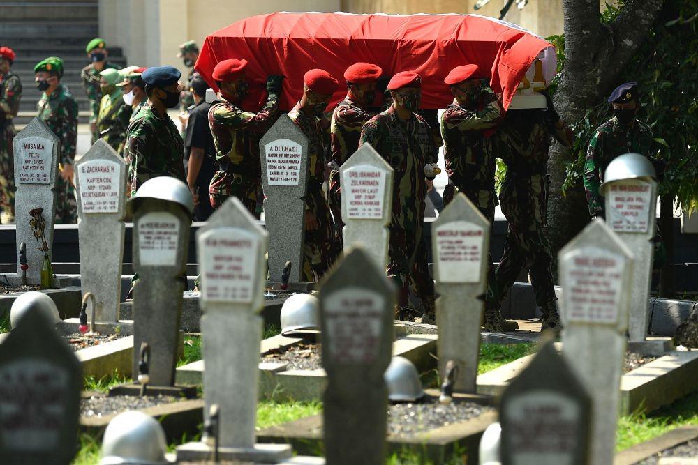 https://cdn.idntimes.com/content-images/post/20200614/antarafoto-pemakaman-jenderal-tni-pramono-edhie-wibowo-140620-sgd-10-57686b79272483483114e5d580c040f0.jpg