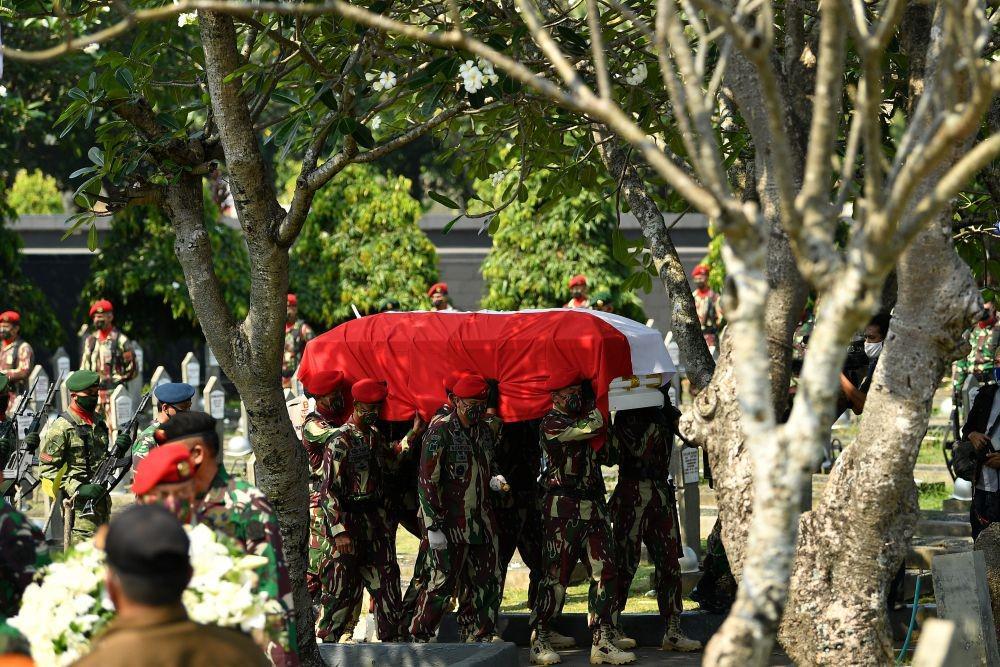 https://cdn.idntimes.com/content-images/post/20200614/antarafoto-pemakaman-jenderal-tni-pramono-edhie-wibowo-140620-sgd-11-526c79420c5badc652ae1439ce281529.jpg