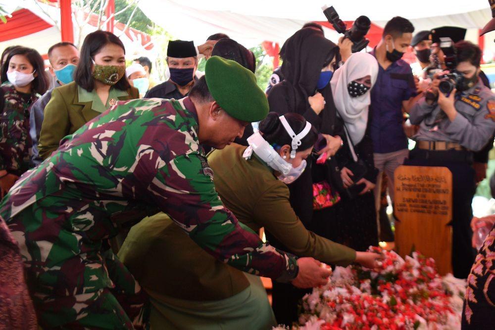 https://cdn.idntimes.com/content-images/post/20200614/antarafoto-pemakaman-jenderal-tni-pramono-edhie-wibowo-140620-sgd-2-0b1cddd88c5f0bda1cbde53362c69f95.jpg