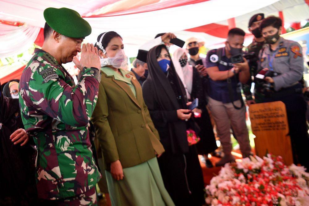 https://cdn.idntimes.com/content-images/post/20200614/antarafoto-pemakaman-jenderal-tni-pramono-edhie-wibowo-140620-sgd-3-d9f54f9887a0aebd9cb4c10ff6c4298f.jpg