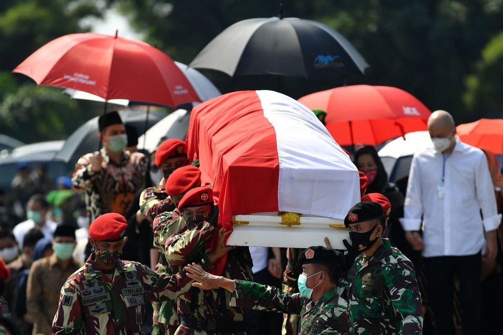 https://cdn.idntimes.com/content-images/post/20200614/antarafoto-pemakaman-jenderal-tni-pramono-edhie-wibowo-140620-sgd-8-71892dab26376998ddde0489654dc185.jpg