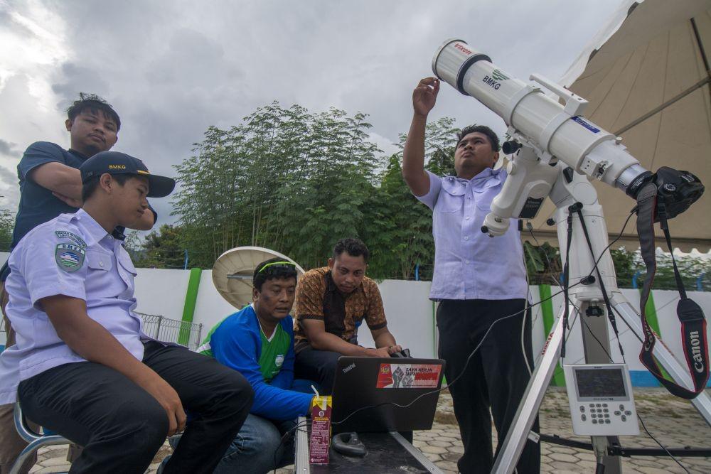 https://cdn.idntimes.com/content-images/post/20191226/antarafoto-pengamatan-gmc-di-palu-261219-bmz-4-14db37f06bfb65168545b3e193fb0c34.jpg