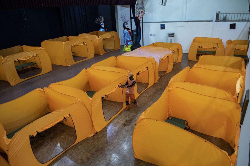 https://cdn.idntimes.com/content-images/post/20200517/antarafoto-persiapan-lokasi-isolasi-sementara-penanganan-covid-19-170520-sgd-5-8bf530c5c15f0906622f3a213812b3d4.jpg