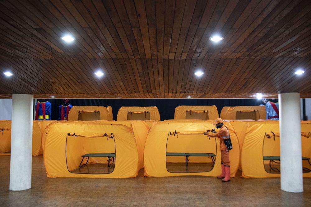 https://cdn.idntimes.com/content-images/post/20200517/antarafoto-persiapan-lokasi-isolasi-sementara-penanganan-covid-19-170520-sgd-7-1-576e14aa2d492f6c117923b5d03429e1.jpg