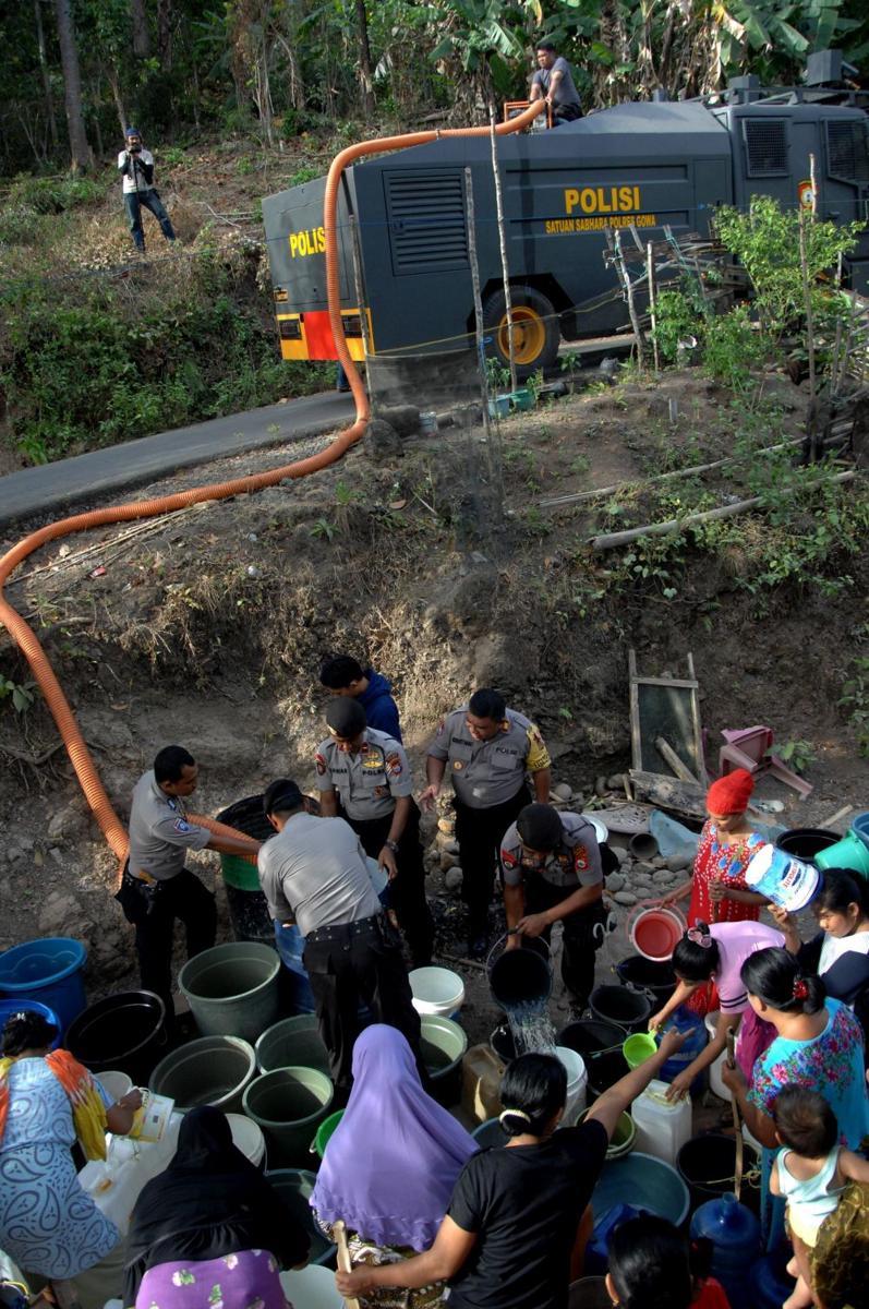 https://cdn.idntimes.com/content-images/post/20190909/antarafoto-polisi-bagikan-air-bersih-060919-abhe-1-d653ef09e83e759dbaa44071ef5d86d9.jpg