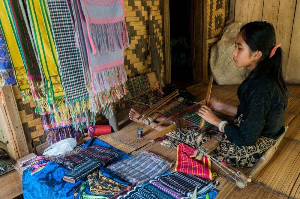 https://cdn.idntimes.com/content-images/post/20200708/antarafoto-produksi-kain-tenun-baduy-di-tengah-pandemi-290620-bk-1-0dfda45712702523def88a18bc11eca5.jpg