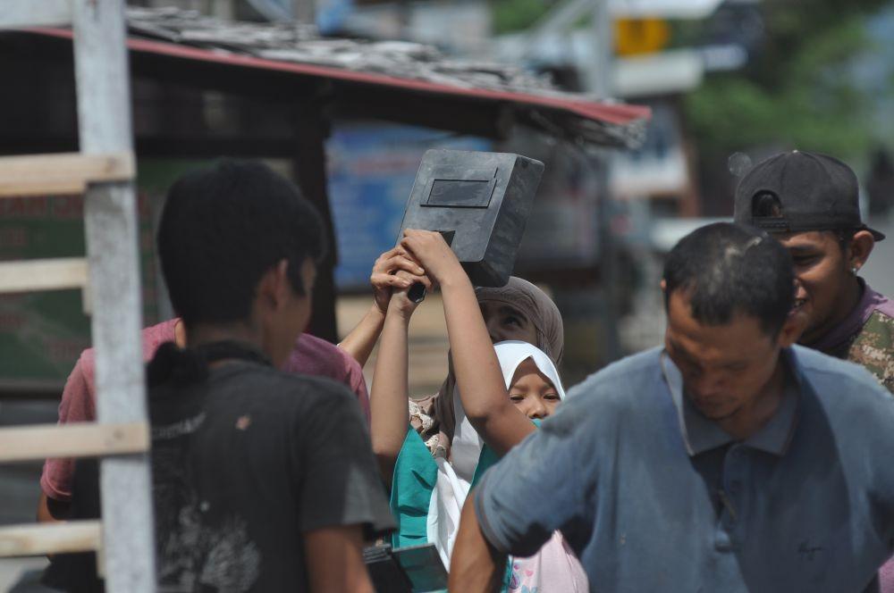 https://cdn.idntimes.com/content-images/post/20191226/antarafoto-saksikan-gerhana-matahari-cincin-di-palu-261219-mh-7-60b9cf2acb5b29be180a1dff0d0ca850.jpg