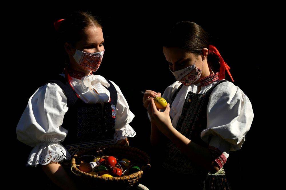 https://cdn.idntimes.com/content-images/post/20200413/antarafoto-slovakia-coronavirus-easter-eggs-08042020-49c43369c33212c87088165da5bc66c9.jpg