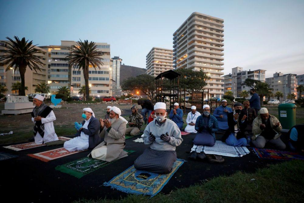 https://cdn.idntimes.com/content-images/post/20200424/antarafoto-southafrica-coronavirus-capetown-fastingmonth-24042020-8a8915281e984cf39a22ecdc6c5db0a4.jpg