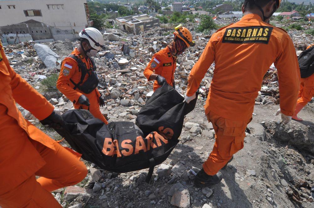https://cdn.idntimes.com/content-images/post/20191030/antarafoto-temuan-jenazah-tujuh-korban-likuefaksi-balaroa-301019-mh-6-a756cdbf63e8b0d37342a6c2c47bdbe5.jpg
