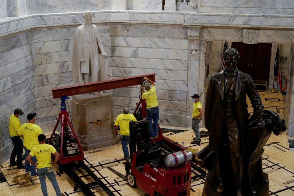 https://cdn.idntimes.com/content-images/post/20200620/antarafoto-us-statues-removingjeffersondavis-13062020-fb16128e125841c8aef938dd51ba7655.jpg