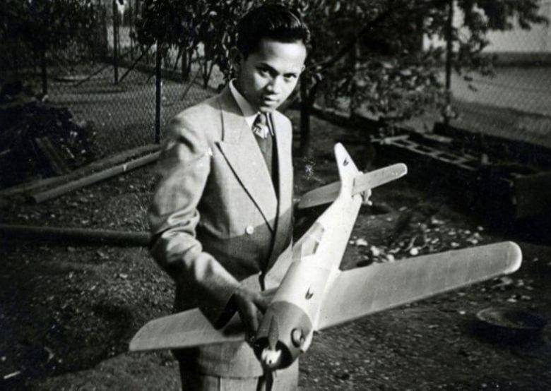 https://cdn.idntimes.com/content-images/post/20190910/bj-habibie-muda-b7fc17cfb4838417eefee34719f51e2e.jpg