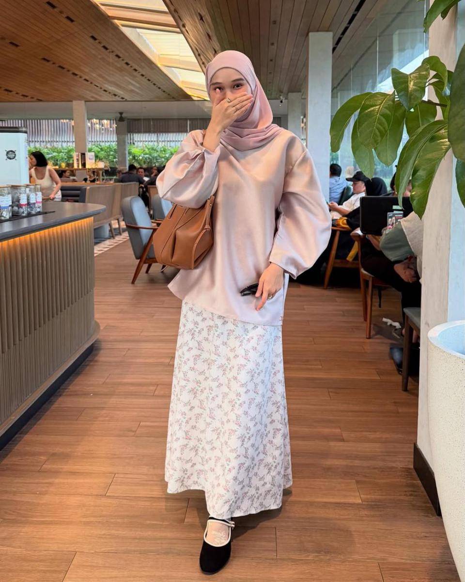 Inspirasi OOTD ala Astri Ratnasari (instagram.com/nasariastri)