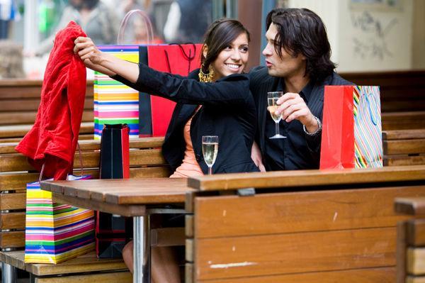 http://cdn.idntimes.com/content-images/post/20160108/couple-shopping-d2a1dd12b988f3c185e54752c88eacc3.jpg
