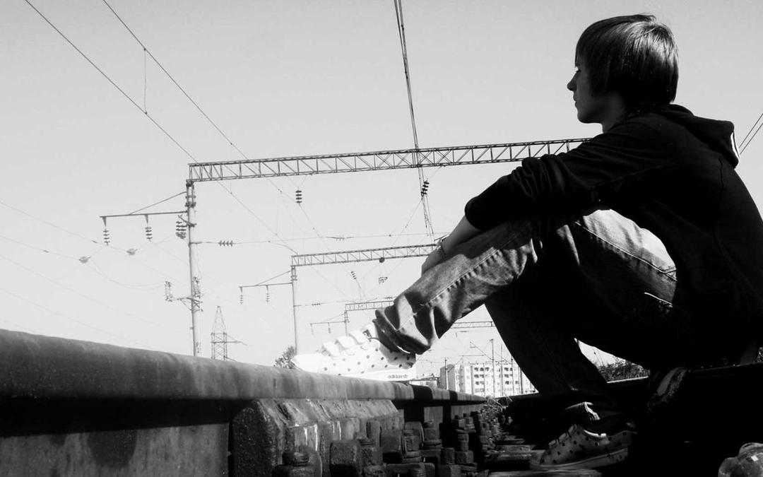 https://cdn.idntimes.com/content-images/post/20161216/emo-boy-sitting-in-real-track-b476544a121d51ab94577ef756498742.jpg