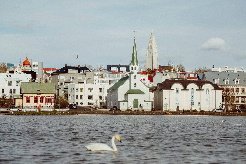Reykjavík Islandia (unsplash.com/Evelyn Paris)