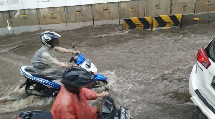https://cdn.idntimes.com/content-images/post/20191217/genangan-air-7c9d36899f723213028054b2e780c61f.JPG
