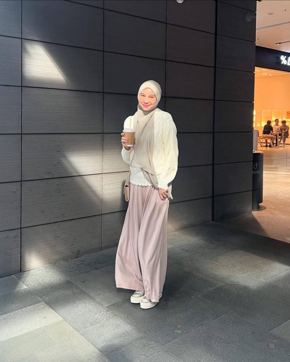 Inspirasi OOTD ala Astri Ratnasari (instagram.com/nasariastri)