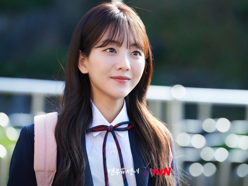 8 Still Cuts Cho Yi Hyun di Head Over Heels, Dukun Muda Generasi MZ