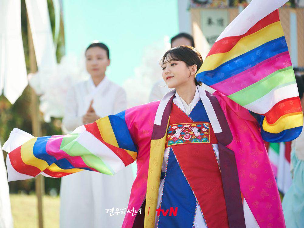 still cuts drama Head Overs Heels (instagram.com/tvn_drama)