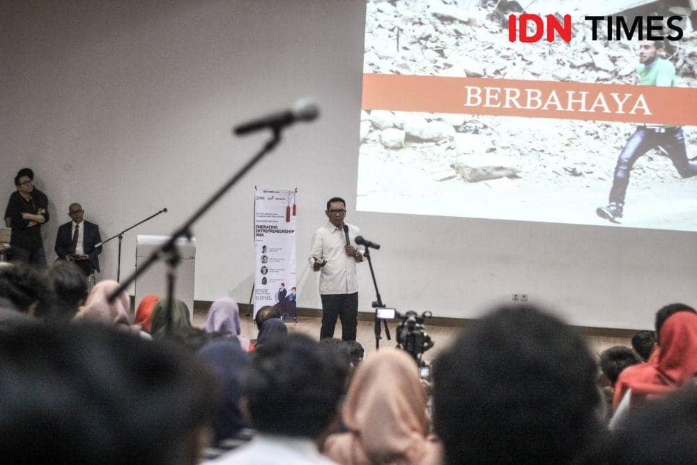https://cdn.idntimes.com/content-images/post/20190326/gubernur-jawa-barat-ridwan-kamil-di-acara-idn-times-jabar-2050-6159d73d5b0ffa3fce0063be65a72211.jpg