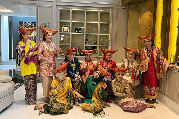 7 Potret Rieta Amilia dan Geng Pakai Baju Adat Sumatera Barat