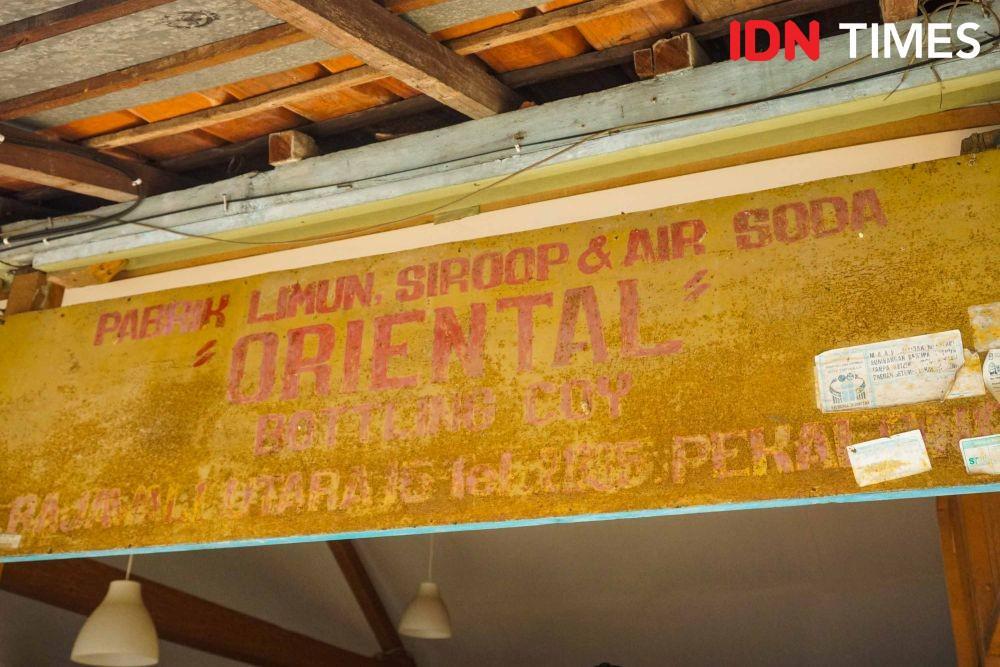 https://cdn.idntimes.com/content-images/post/20200120/idn-times-dhana-kencana-limun-oriental-softdrink-jadul-pekalongan-10-bb28b77b05e0f784cae01735059d33fc.jpg