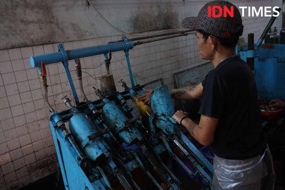 https://cdn.idntimes.com/content-images/post/20200120/idn-times-dhana-kencana-limun-oriental-softdrink-jadul-pekalongan-3-0500b49c048d039c6db07755d6732176.jpg